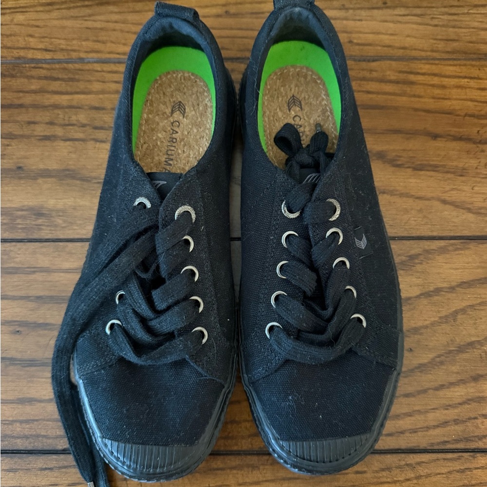 NWOT Cariuma Black Canvas Sneakers